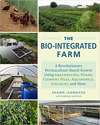 The bio-integrated المزرعة: ثوري permaculture-based باستخدام نظام greenhouses ، ponds ، الأسمدة أكوام ، aquaponics ، الدجاجات ، وغيرها الكثير