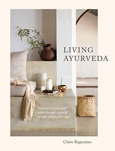Living Ayurveda: Nourishing Body and Mind through Seasonal Recipes, Rituals, and Yoga (English Edition)