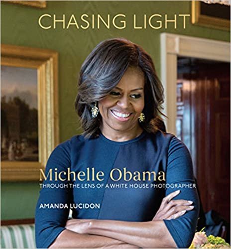 ダウンロード  Chasing Light: Michelle Obama Through the Lens of a White House Photographer 本