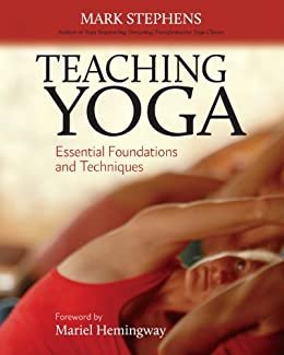 Teaching Yoga: Essential Foundations and Techniques (English Edition)