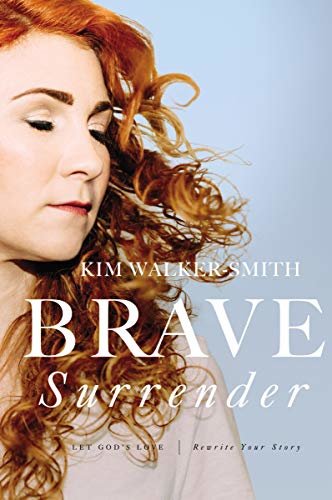Brave Surrender: Let God’s Love Rewrite Your Story (English Edition)
